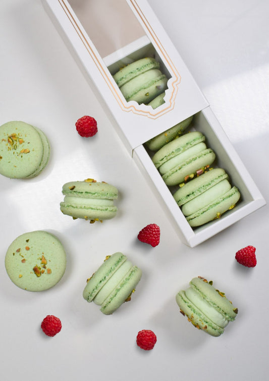 Macarons pistache fourrés à la framboise